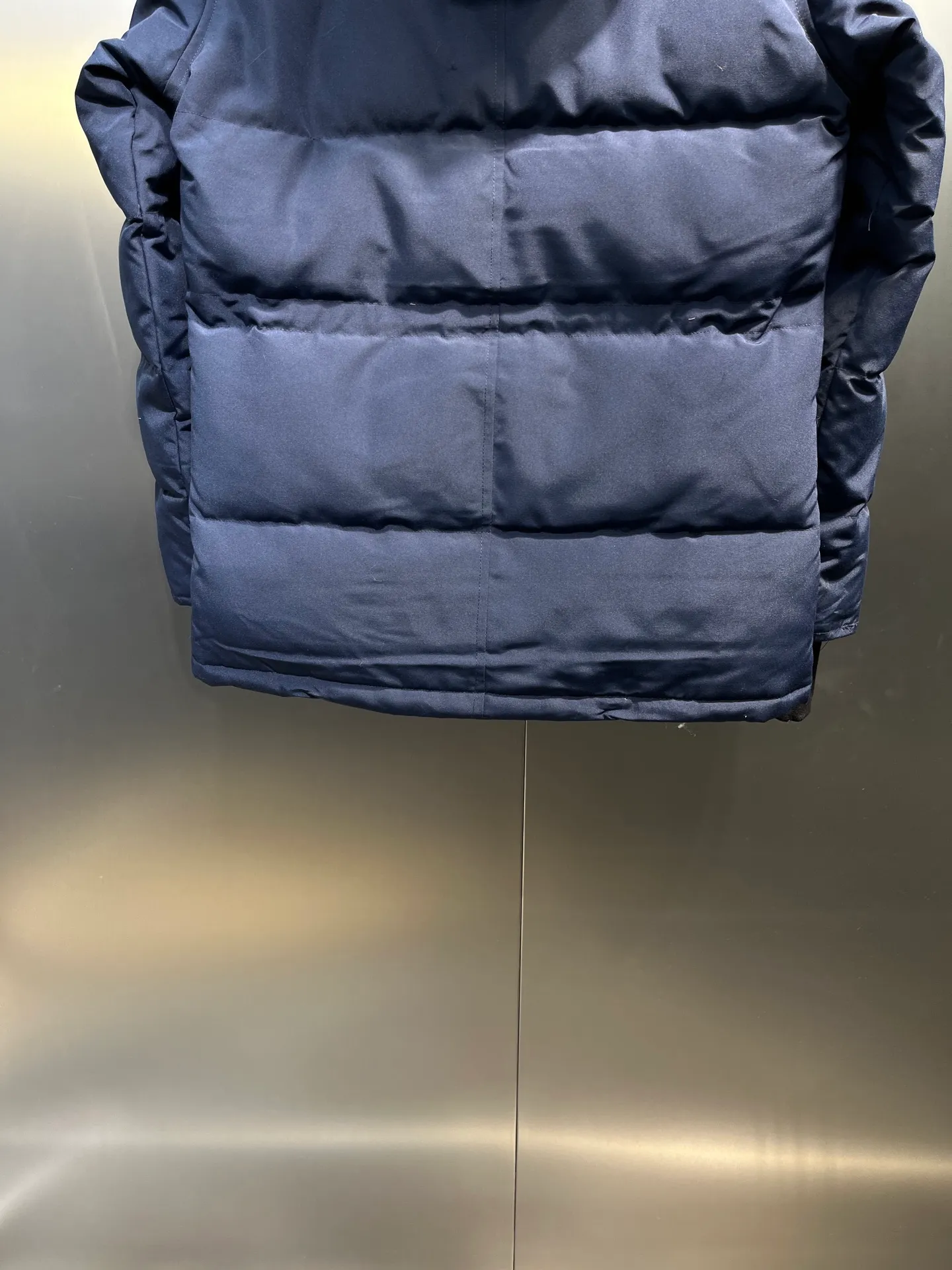 P860 Canada Goose Canada # Expedition04 Parker, a treasure of Canadian origin! Limited supply worldwide! Canada Goose Model 04 is a top-notch couple model, polar cold-proof outdoor series fur collar detachable hooded parka down jacket, the first Goose in 2024. I hope my partners like the top quality, and I hope everyone can evaluate it together! The most popular cool items of the Big Goose family in 2024 are online. The same popular product of Yi Yang Qianxi is said to be a joint limited edition Big Goose that cannot be bought in autumn and winter. If you dislike the sameness of the Big Goose in the past, then this model will definitely give you a different experience! This year's most powerful couple's collection for autumn and winter is online, a top-notch luxurious ready-to-wear style, paired with an outdoor warm down jacket with great style and charm! The most standard and classic items of the Daye family in the past two years are equipped with unique reflective stripes for embellishment, which further shows the high-end fashion performance effect. With the embellishment of hardware buckles, it has excellent performance effect. The upper body is clean, simple and elegant, even for urban leisure. It is suitable for various occasions. Designed with large pockets, this model has a large capacity and is equipped with reflective stripes, making it safer at night. It is suitable for various adventure activities. It is made of windproof and waterproof technical materials. The interior is filled with full white duck down, which is absolutely cold-proof and warm. It also has a stand-up collar design and fine fluff at the collar, with meticulous attention to detail! The charm of this model is also more spiritual, and the upper body has more temperament and specifications. It perfectly shows the ultra-high standard of fashionable performance of this model, integrating outdoor and life, and you can even create high-street wear! The most pinnacle limited-edition goose that we have presented so far, both in terms of design and detailed materials, it is completely outstanding. The grand and evergreen version design is matched with cool reflective elements. The overall appearance can be said to be quite high, and it has that kind of powerful outdoor performance! It combines high-end casual attributes with high-street style. It is high-grade, domineering, warm, and beautiful. The visibility of the upper body is quite strong, and the configuration of the owl element is highly brand-recognizable. It fully complements the overall brand performance and visual effects, and also has the high-end sense of fashion and fashionable performance. It is a must-buy product because it is the most awesome down brand on the planet and one of Canada's three national treasure brands. It is also a sentimental down luxury brand. In the field of polar cold-proof clothing, Goose has made an irreplaceable contribution... Size: xs s m l xl